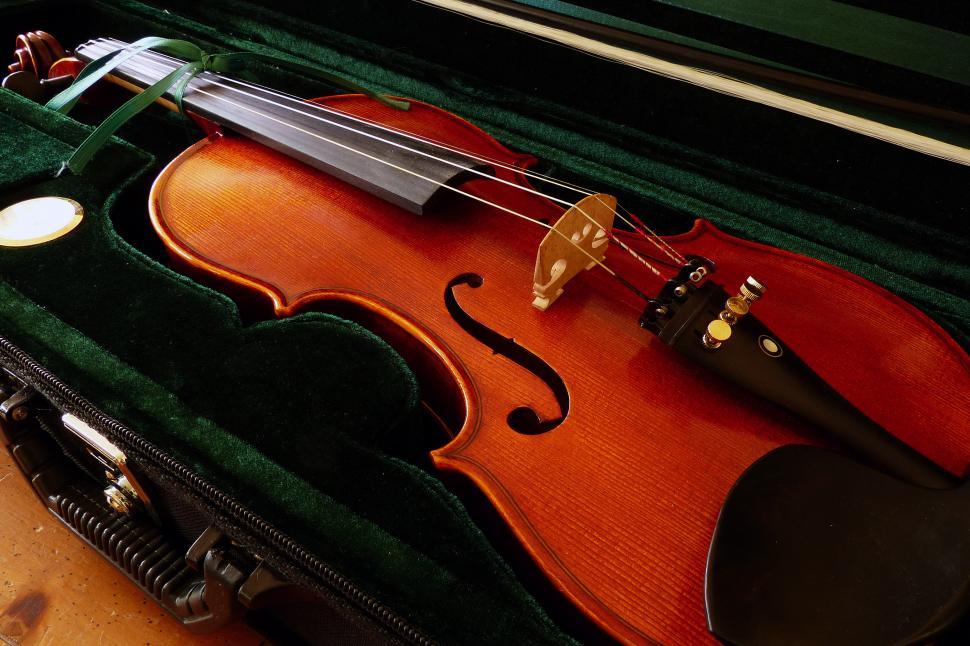 Free Image of Violin In Case 
