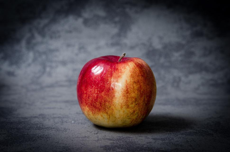 Free Image of Red Apple on Table 
