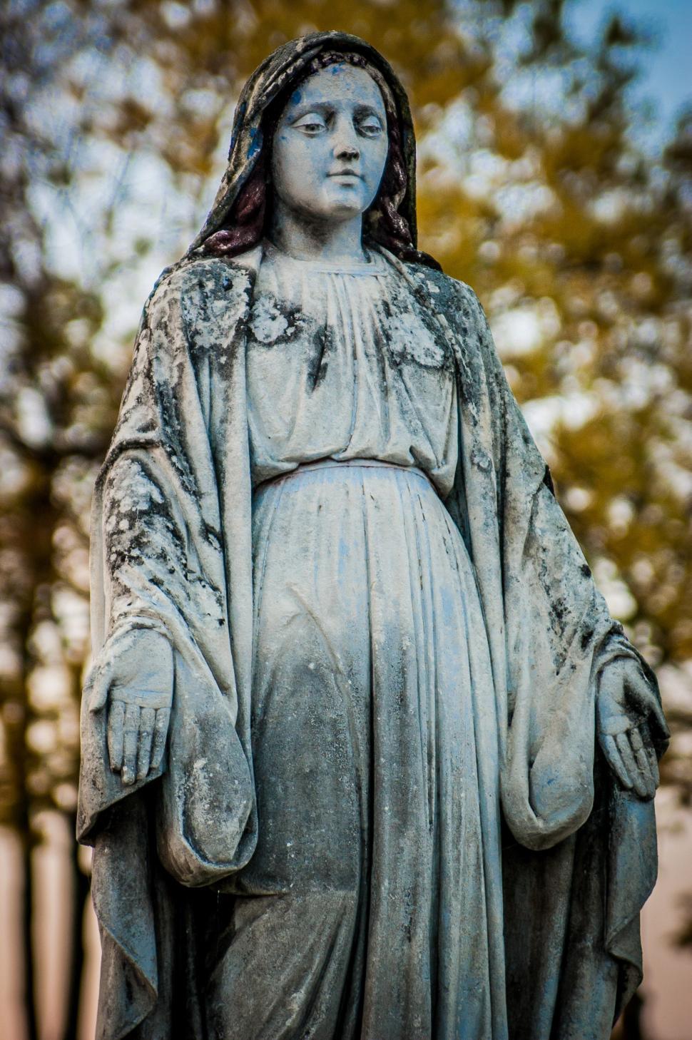 Free Image of Statue of a Woman in a White Dress 
