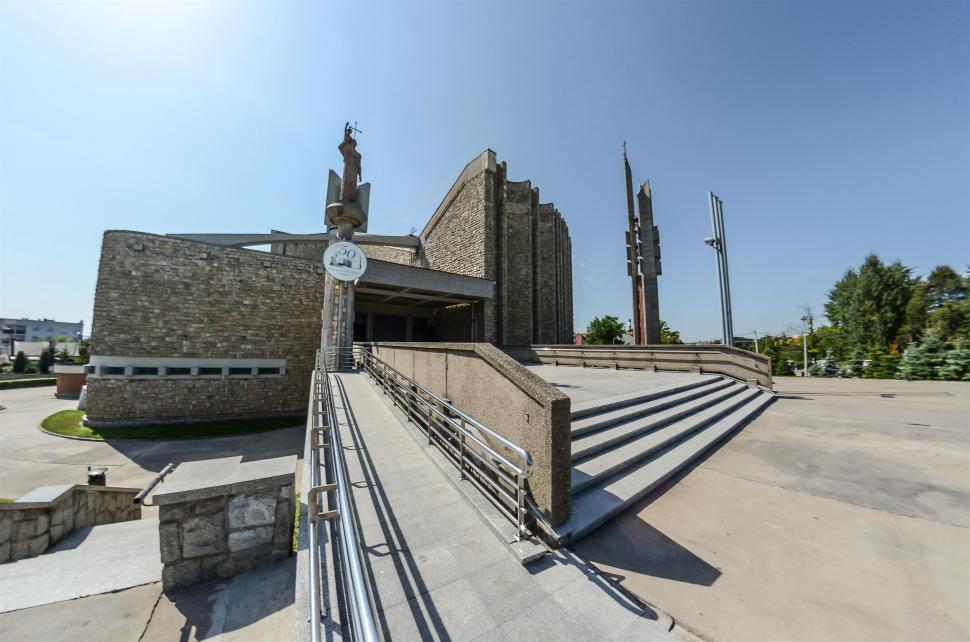 Free Image of Stone Building in Urban Setting 