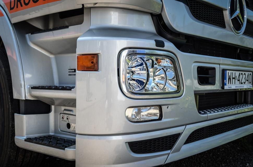 Free Image of Close-Up of the Front of a Mercedes Benz 