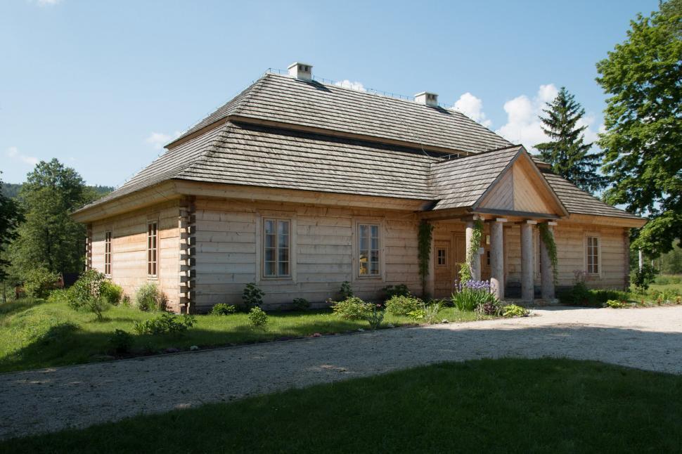Free Image of House With Driveway in Suburban Neighborhood 