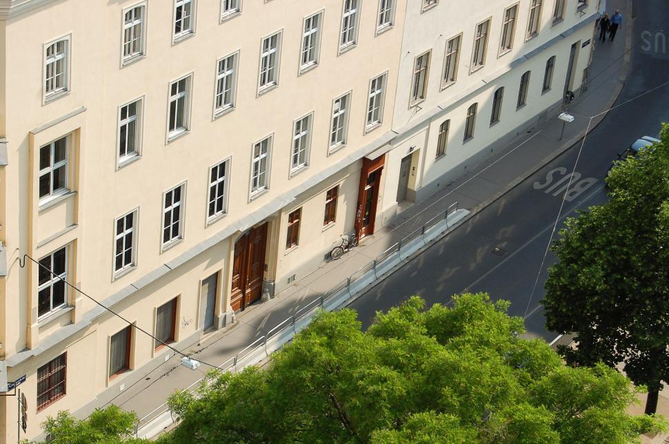 Free Image of Aerial View of an Apartment Building With Trees 
