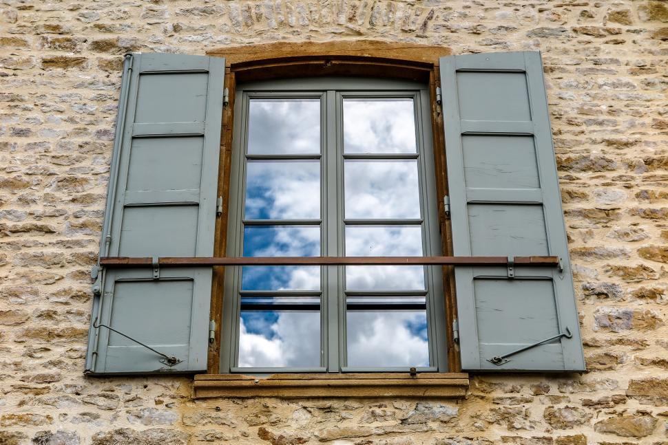 Free Image of Clouds in the window 