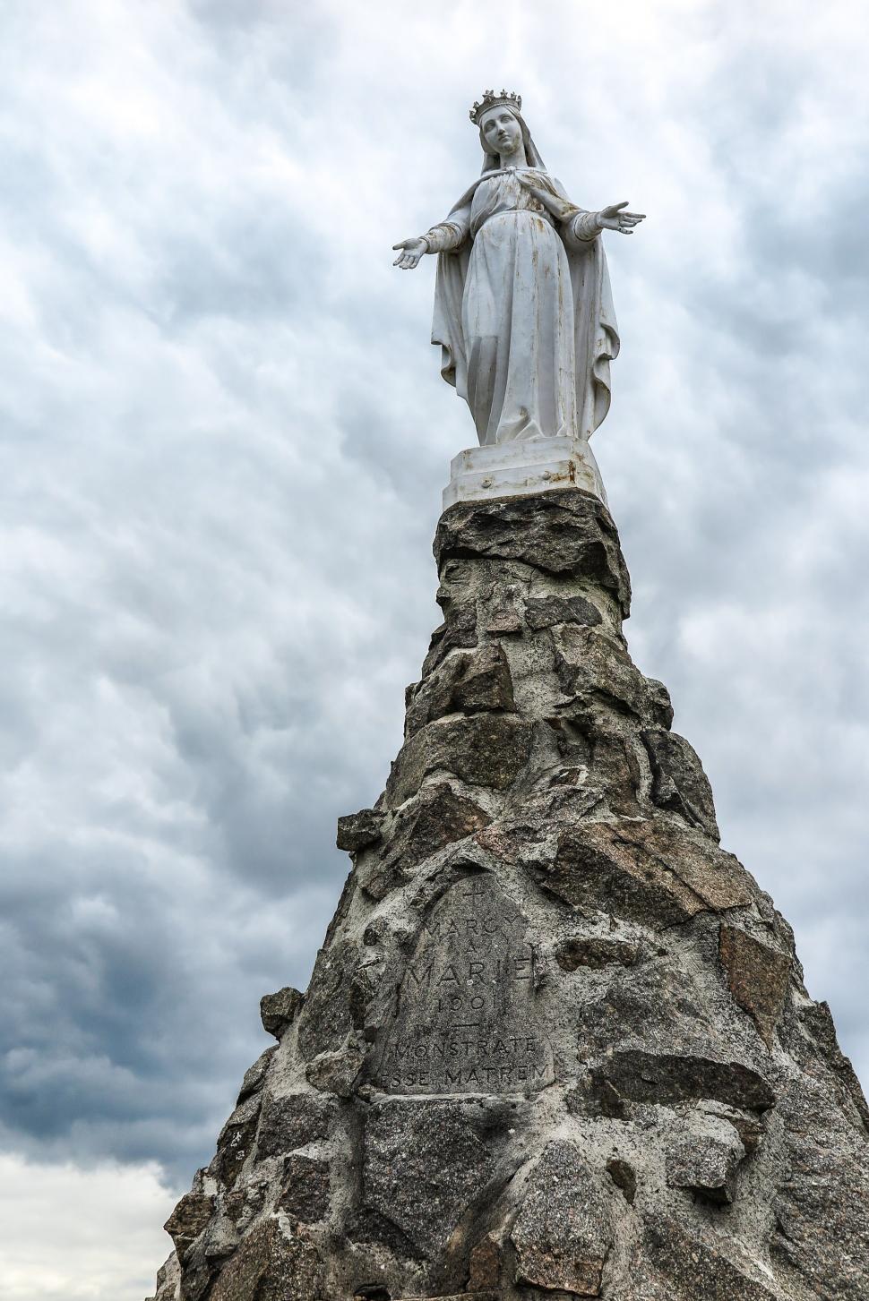 Free Image of Looking up at memorial 