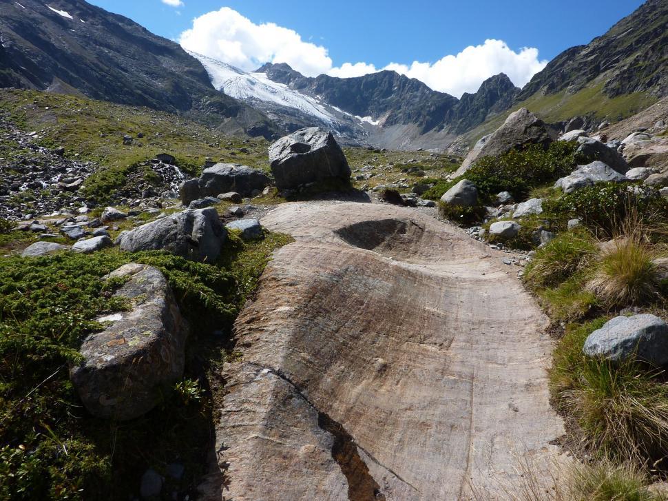 Free Image of Rock with glacier slidemarks  