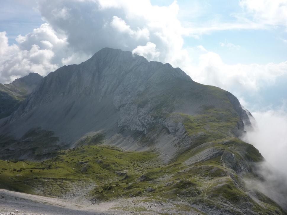 Free Image of Alpine hiking trail near Rumerspitze  