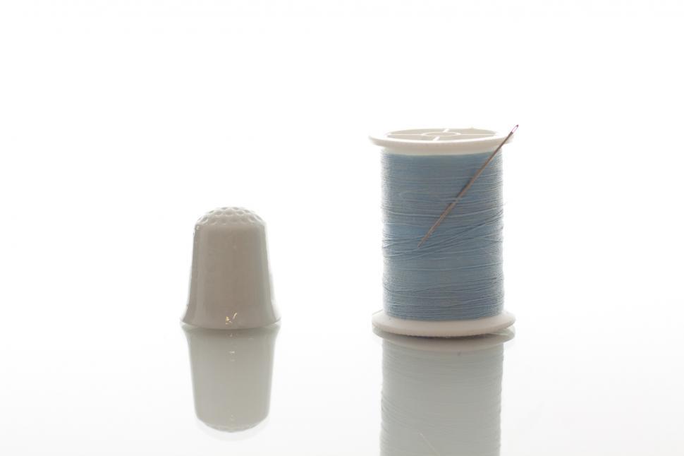 Free Image of Thimble and thread 