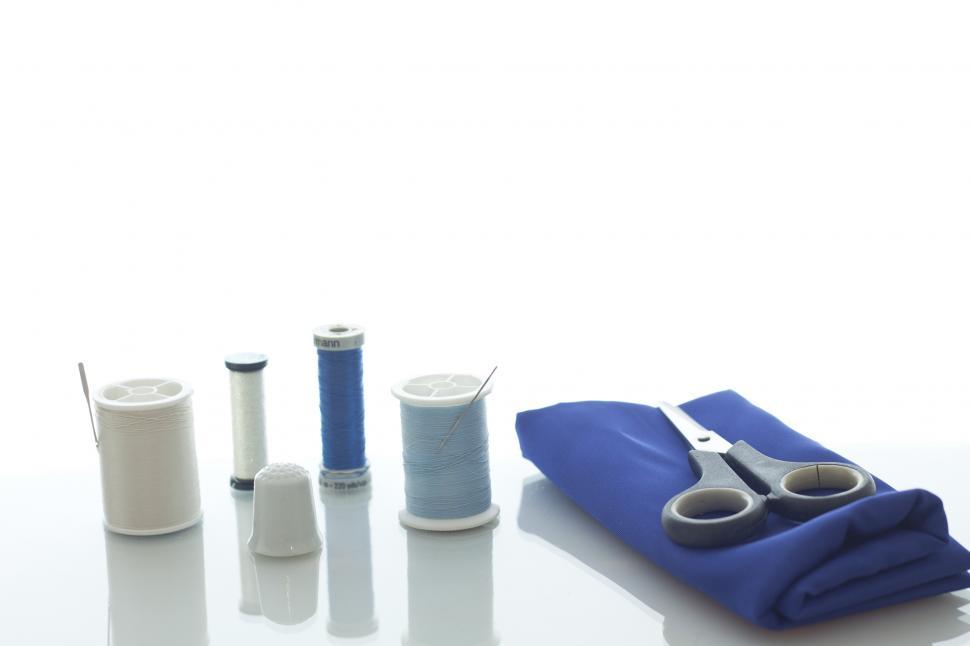 Free Image of Thimble with different threads and material 