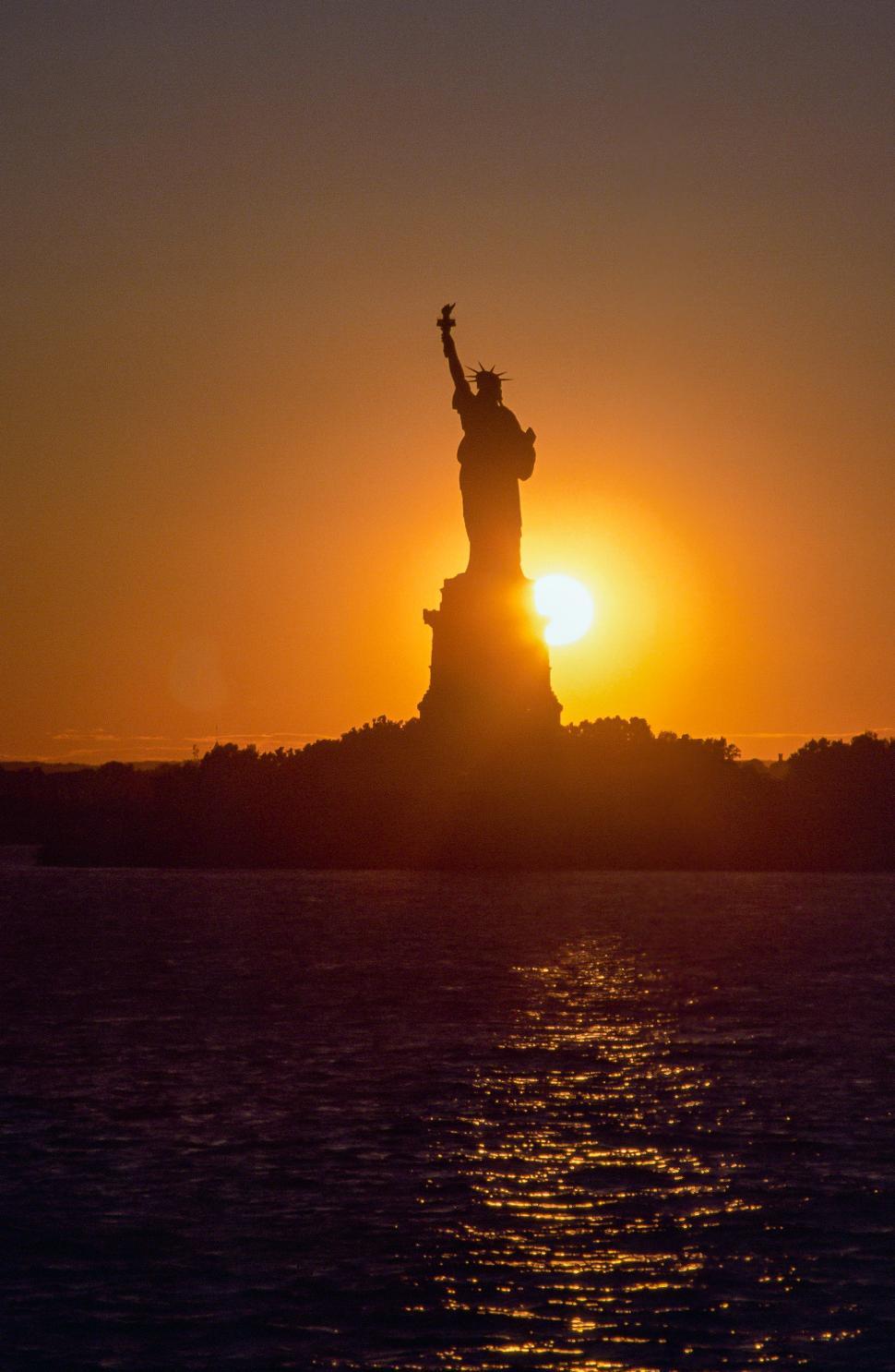 Free Image of Statue Of Liberty At Sunrise 