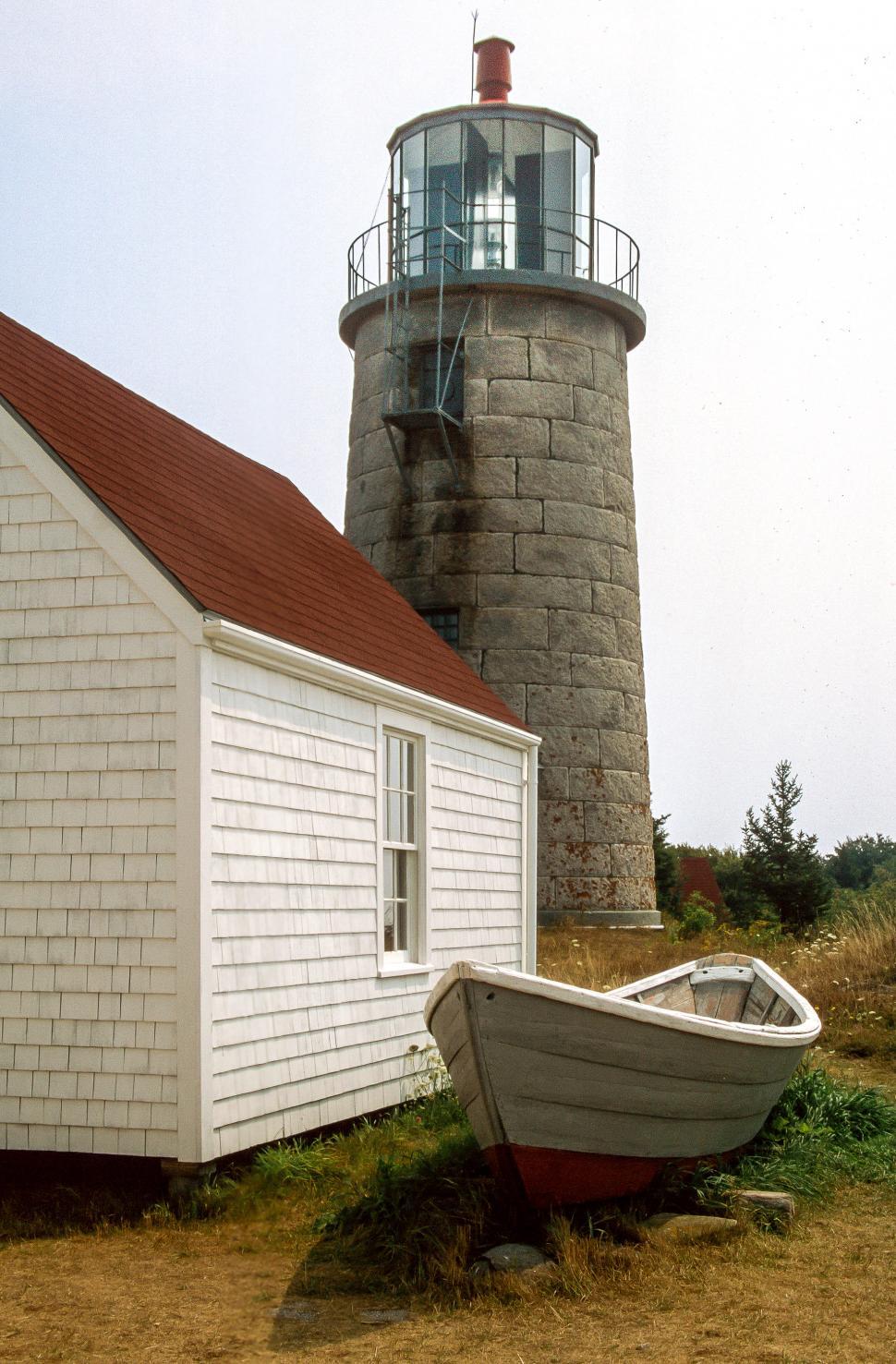 Free Image of Boat and lighthouse 