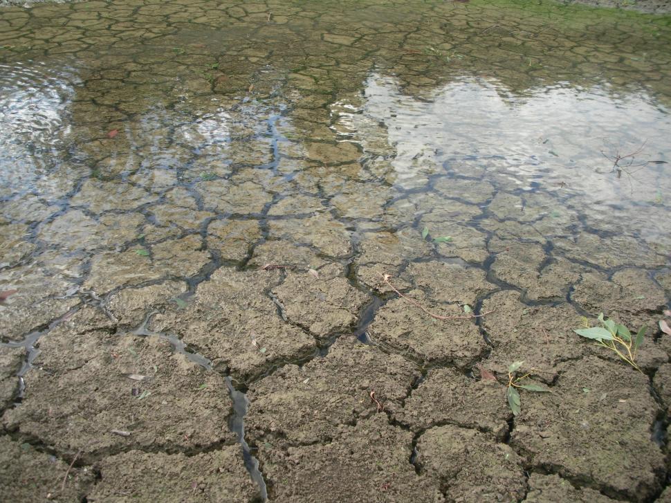 Free Image of Cracked earth dam  