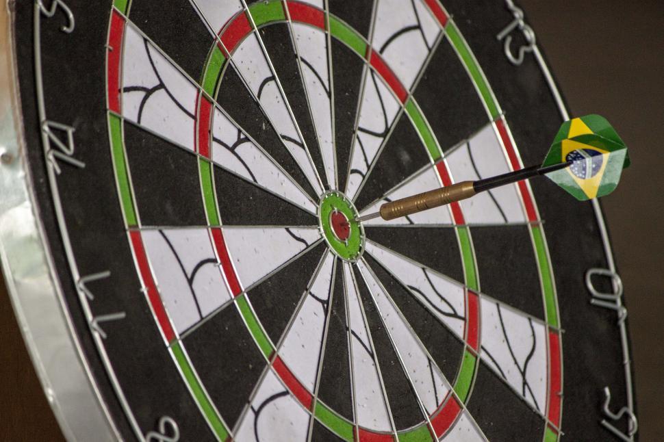 Free Image of Dart hitting target 