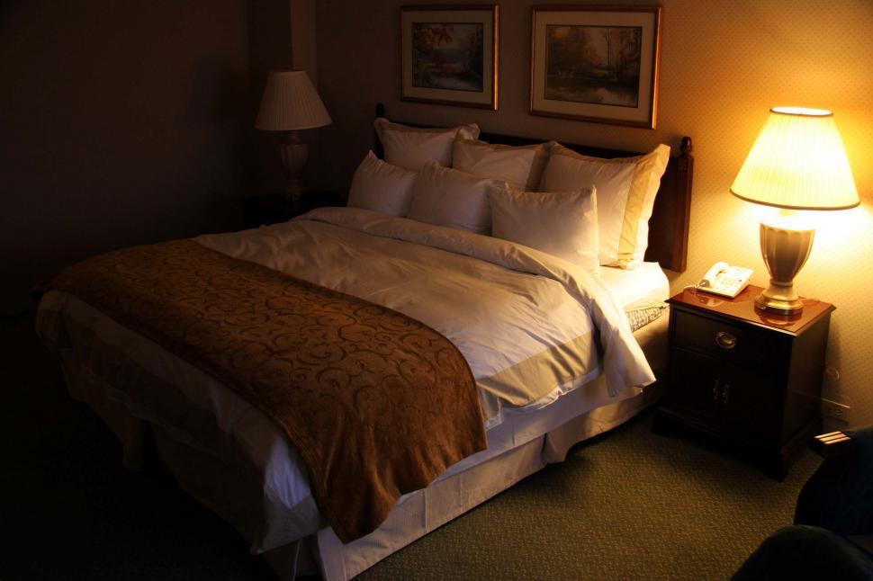 Free Image of Modern Bedroom With Bed and Nightstand 