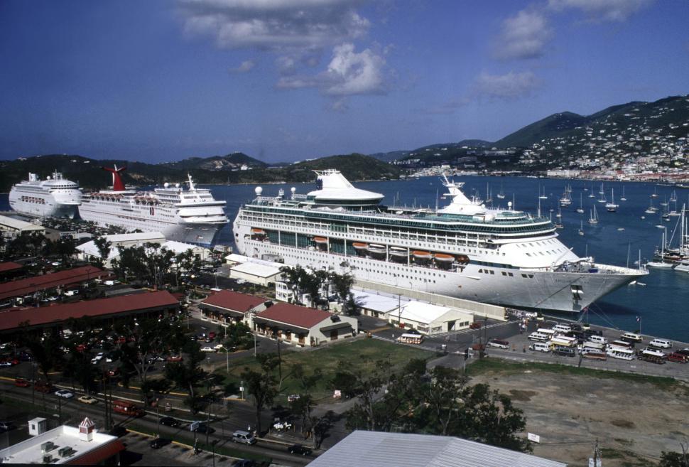 Free Image of Cruise ships 
