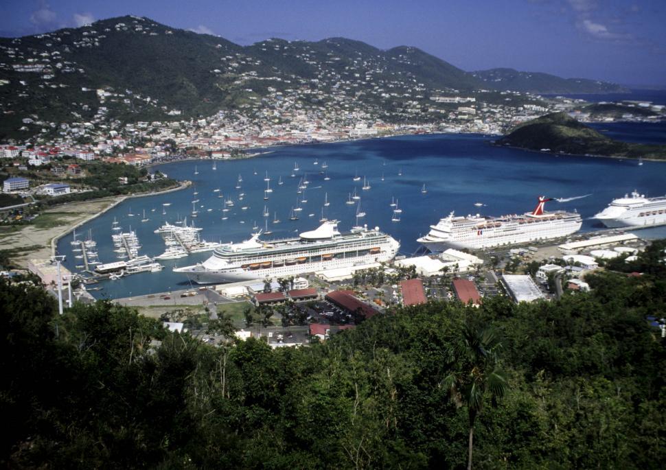 Free Image of Cruise ships and boats at Island 