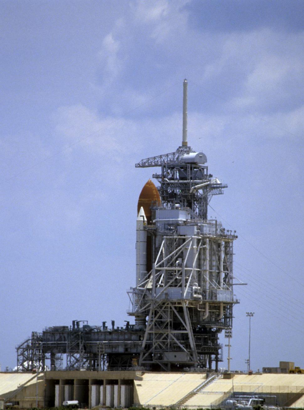 Free Image of space shuttle on the pad 