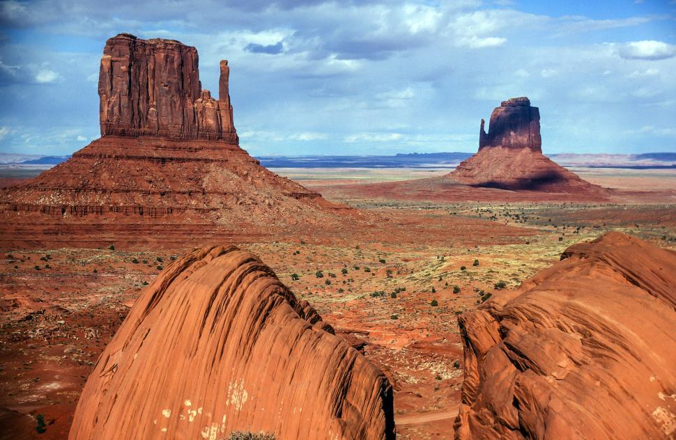 Free Image of West and East Mitten Buttes 