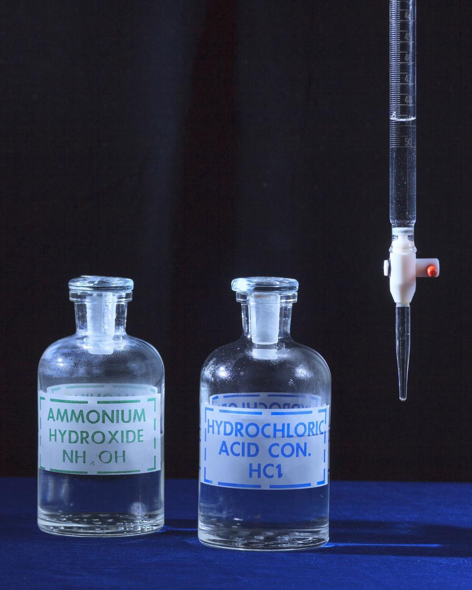 Free Image of Chemistry glassware 