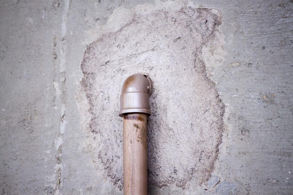 Free Image of Pipe in wall 