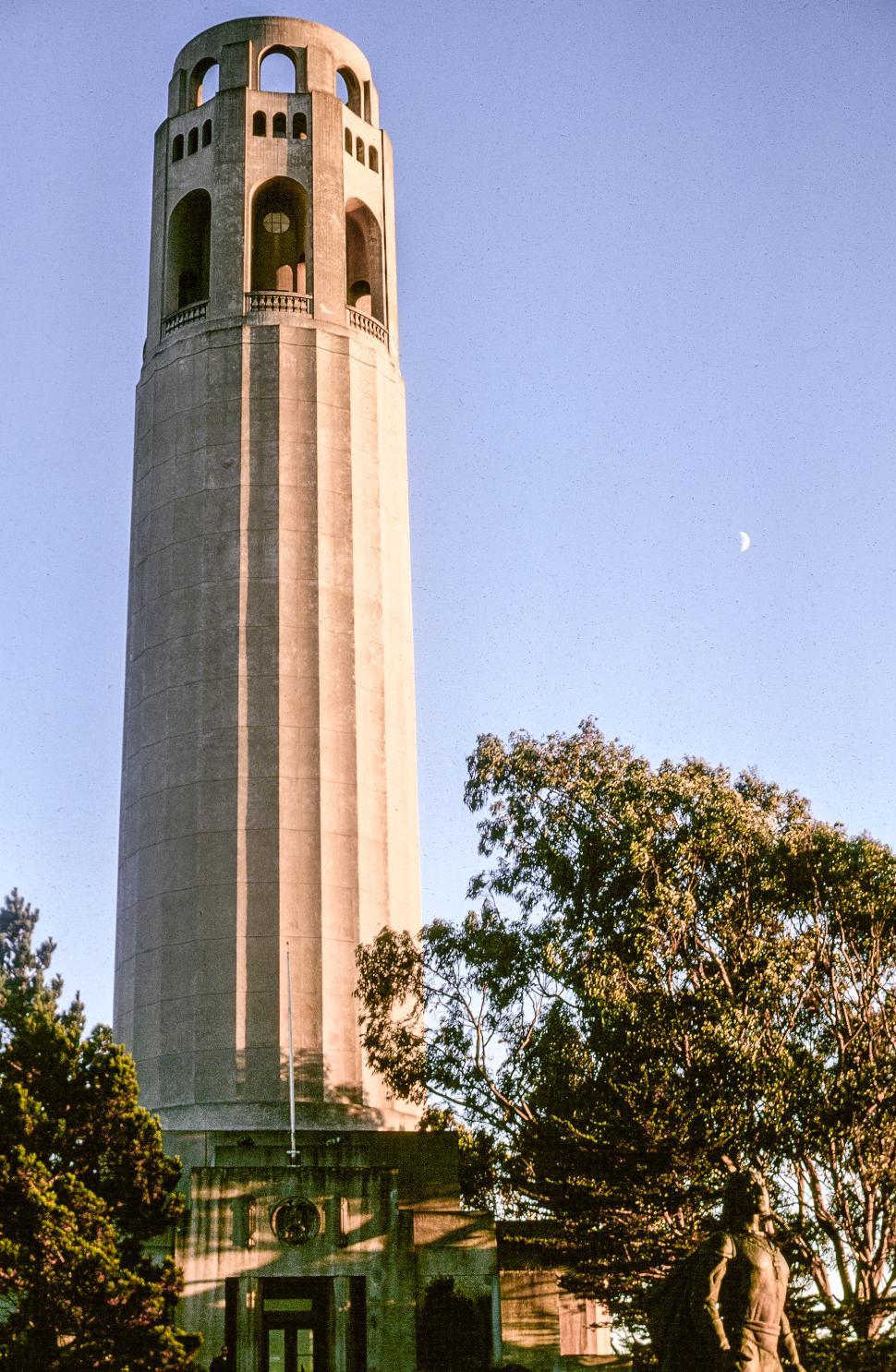 Free Image of Coit Tower with statue of Columbus 