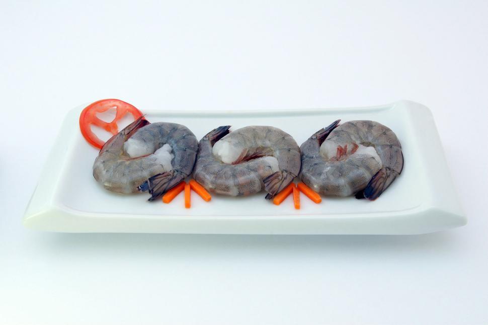 Free Image of Plate With Shrimp and Carrots 