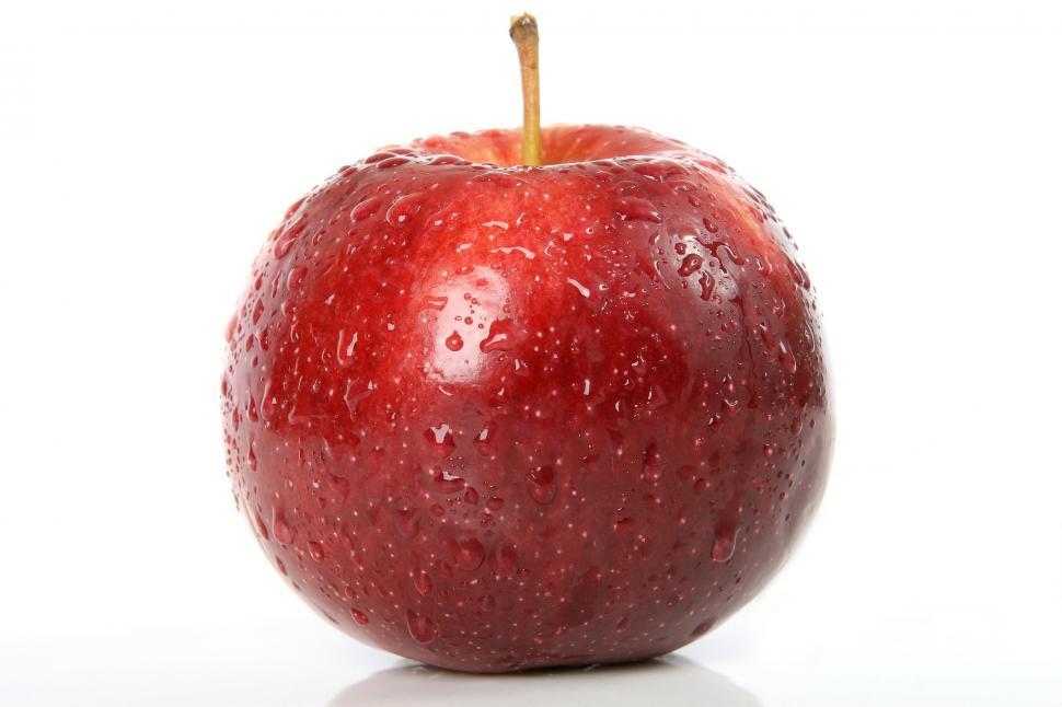 Free Image of Red Apple With Water Droplets 