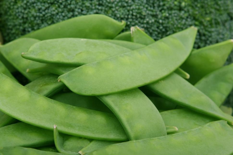 Free Image of Pile of Peas Next to Broccoli 