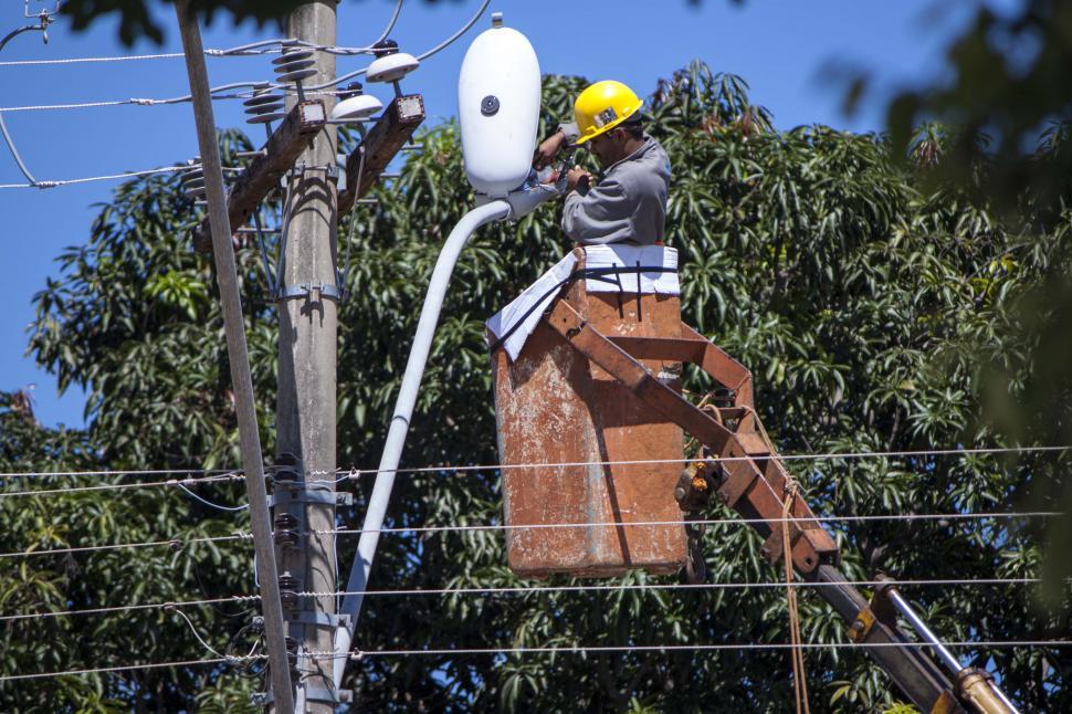 Free Image of Technician changing light bulb close 