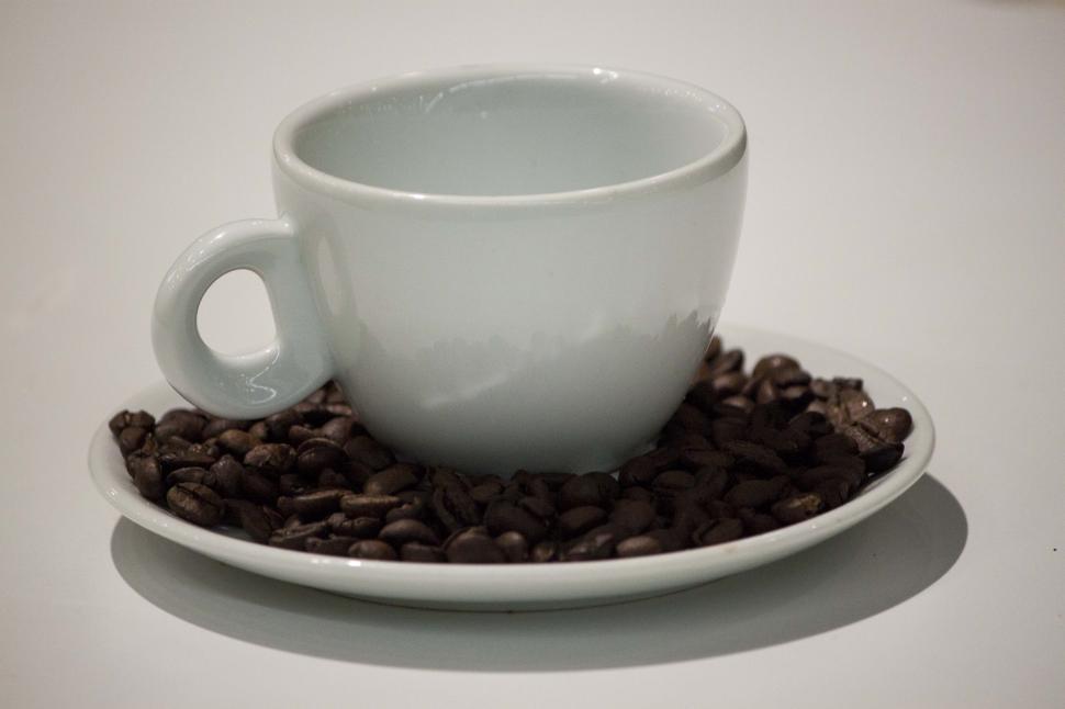 Free Image of White coffee cup and beans 