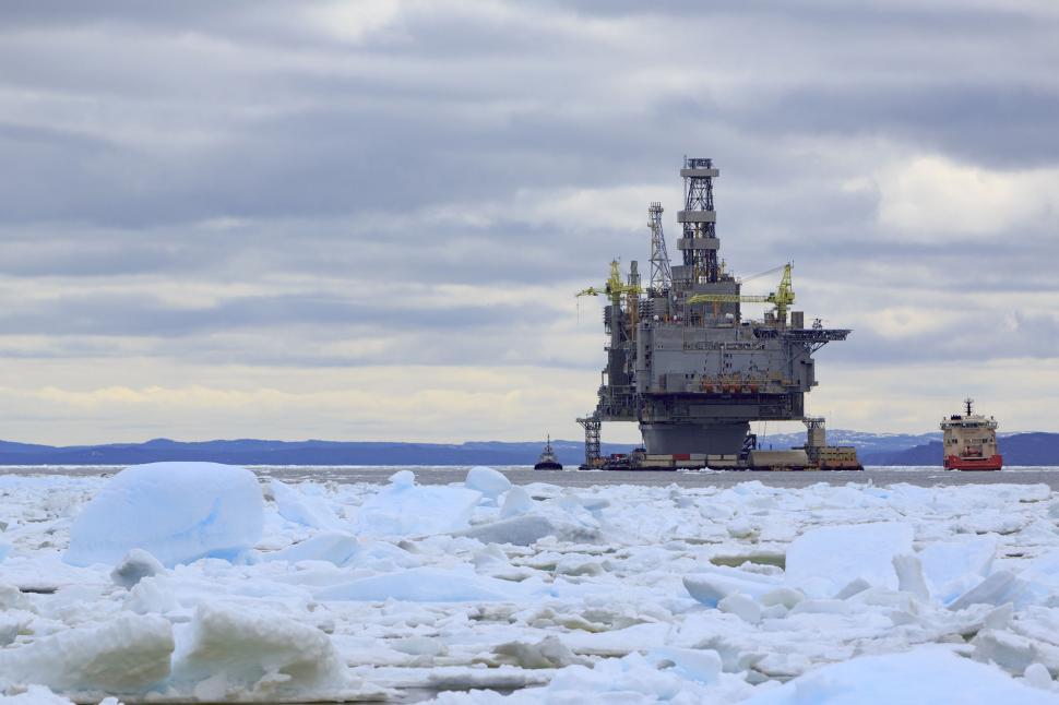 Free Image of Supply boat and oil platform 