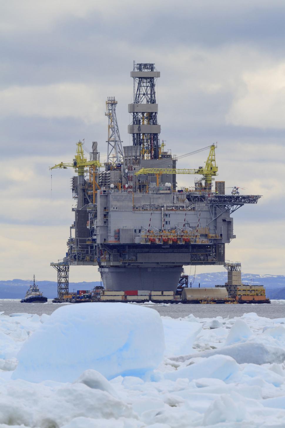 Free Image of Oil platform with ice 