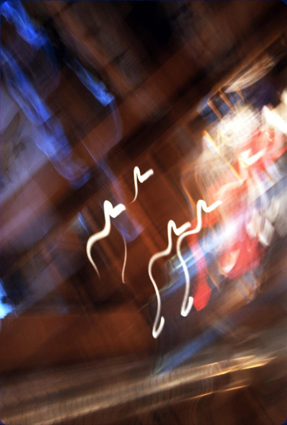 Free Image of Blurry light streaks 