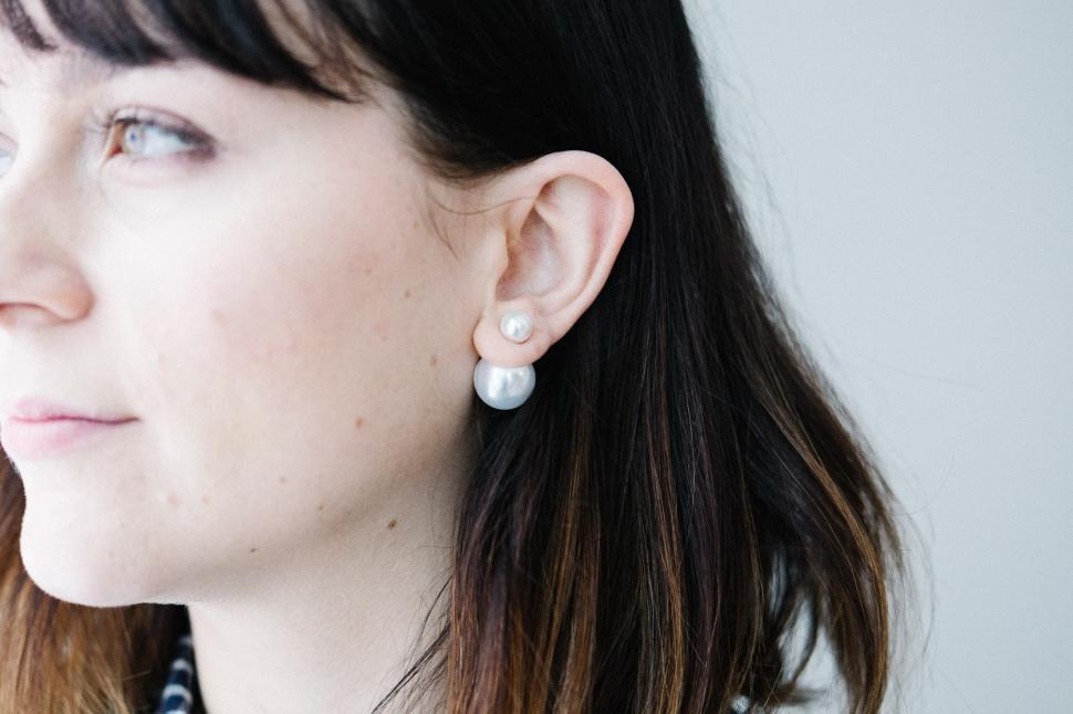 Free Image of Double Pearl Earrings 