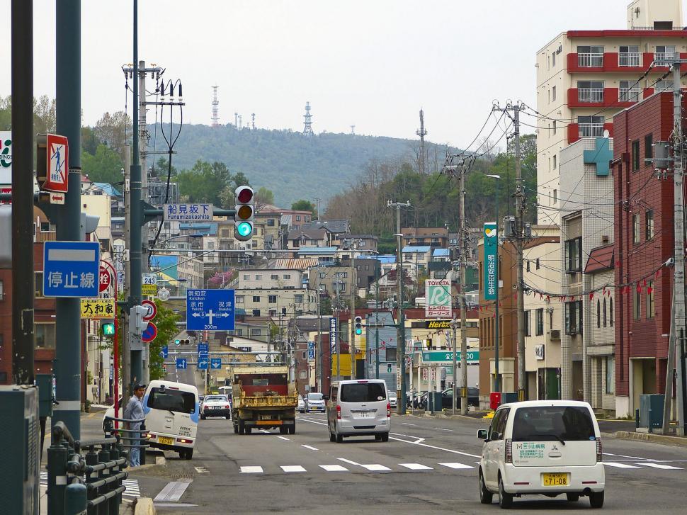 Free Image of Busy City Street With Traffic and Tall Buildings 