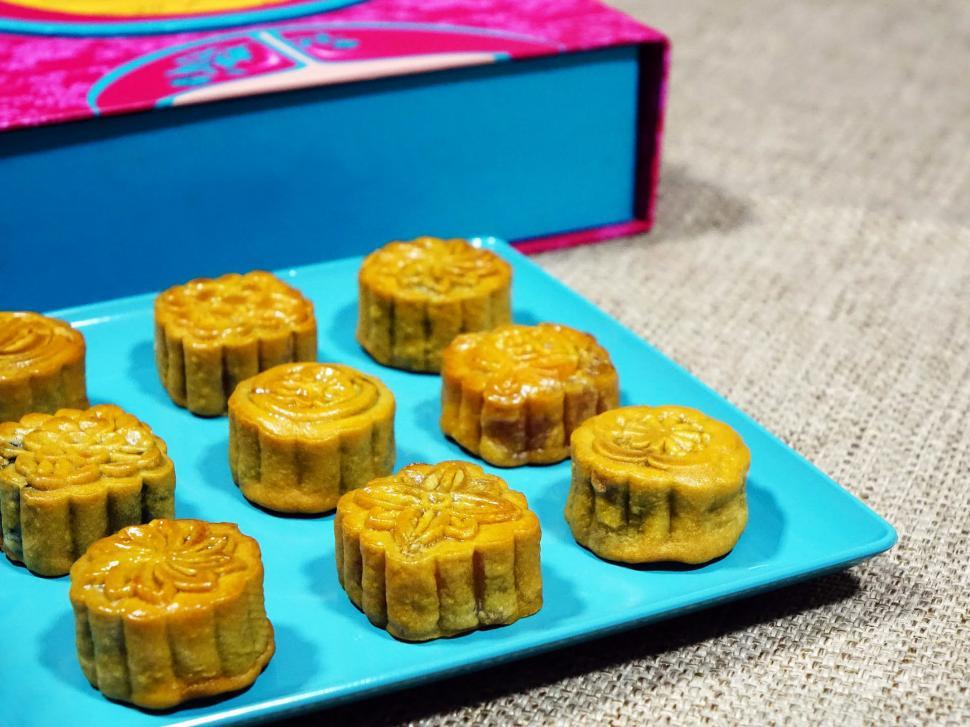 Free Image of Blue Plate With Cookies and Pink Box 