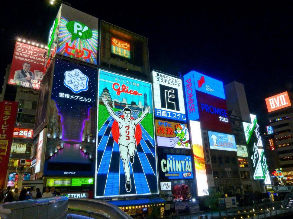 Free Image of Bustling City Street With Tall Buildings 