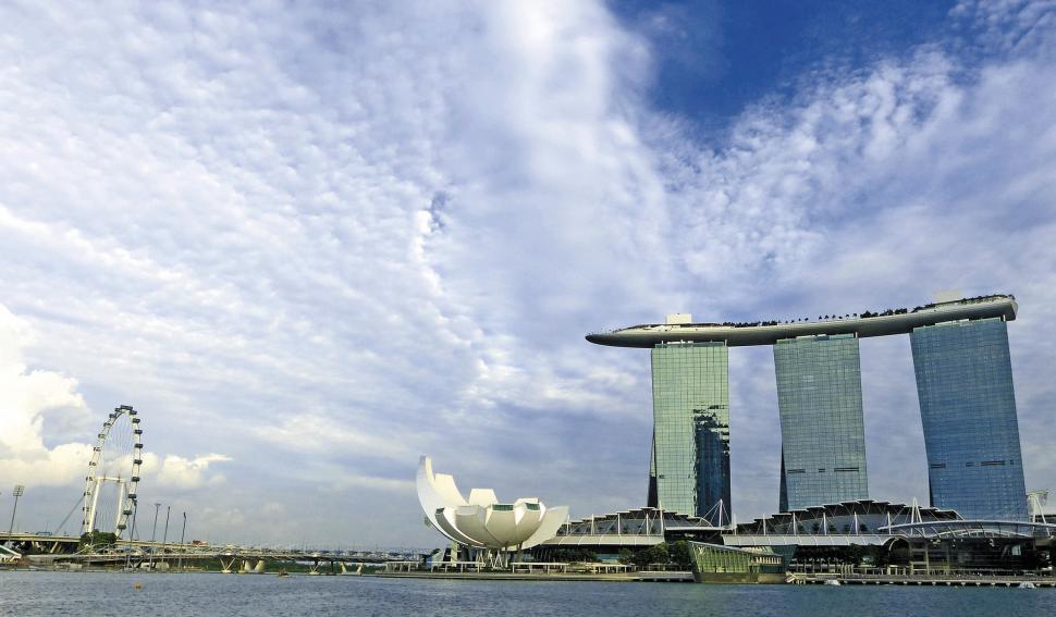 Free Image of Urban Skyline Overlooking a Large Body of Water 