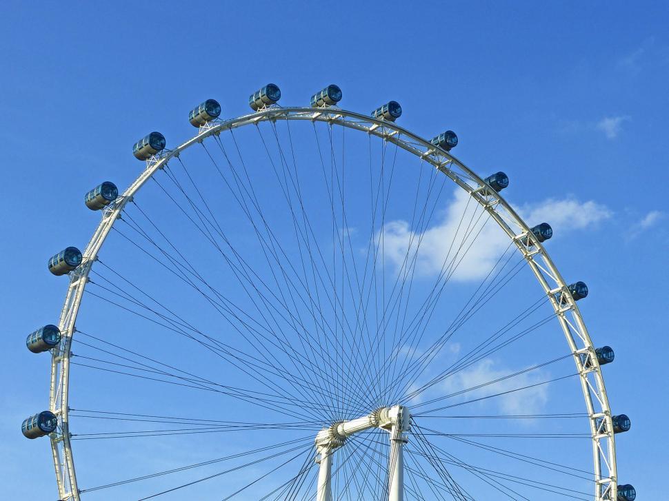 Free Image of Large Ferris Wheel on a Sunny Day 