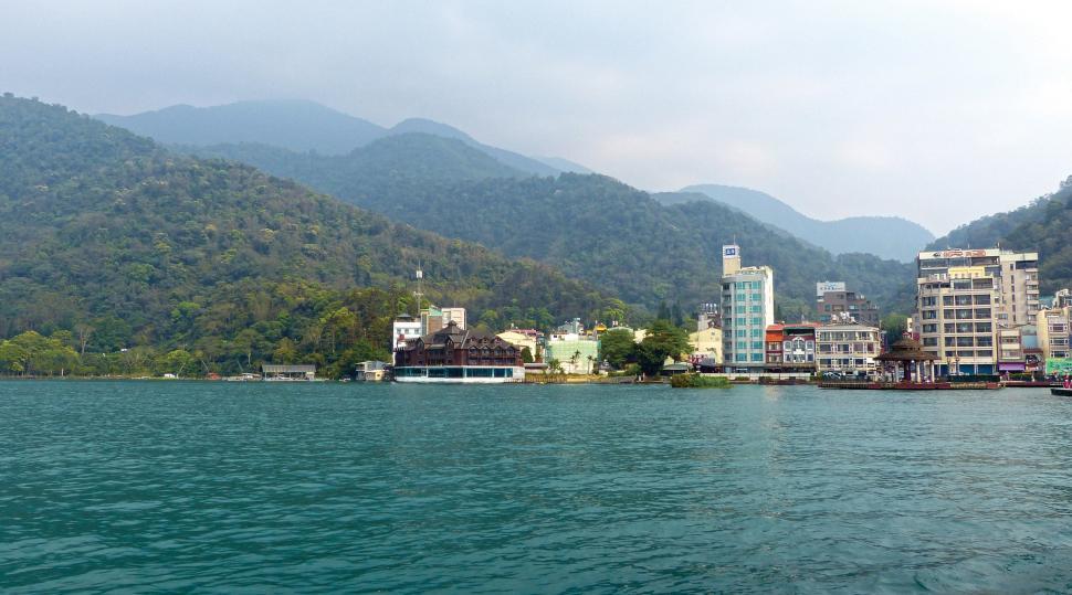 Free Image of Waterfront Cityscape With Mountain Range 