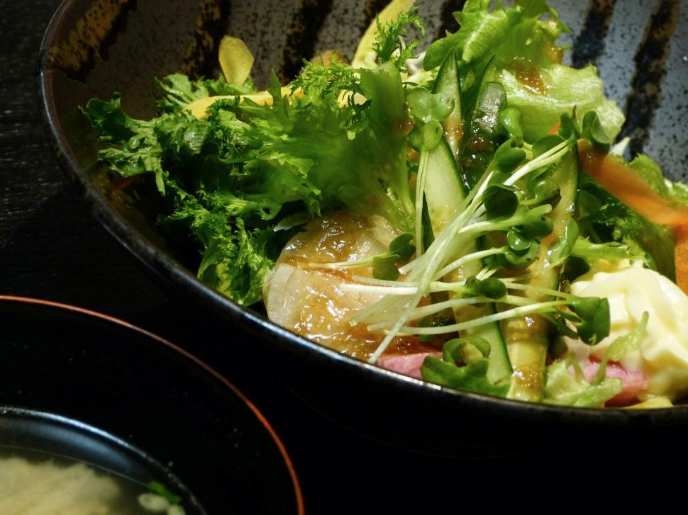 Free Image of Close Up of a Bowl of Food With Broccoli 