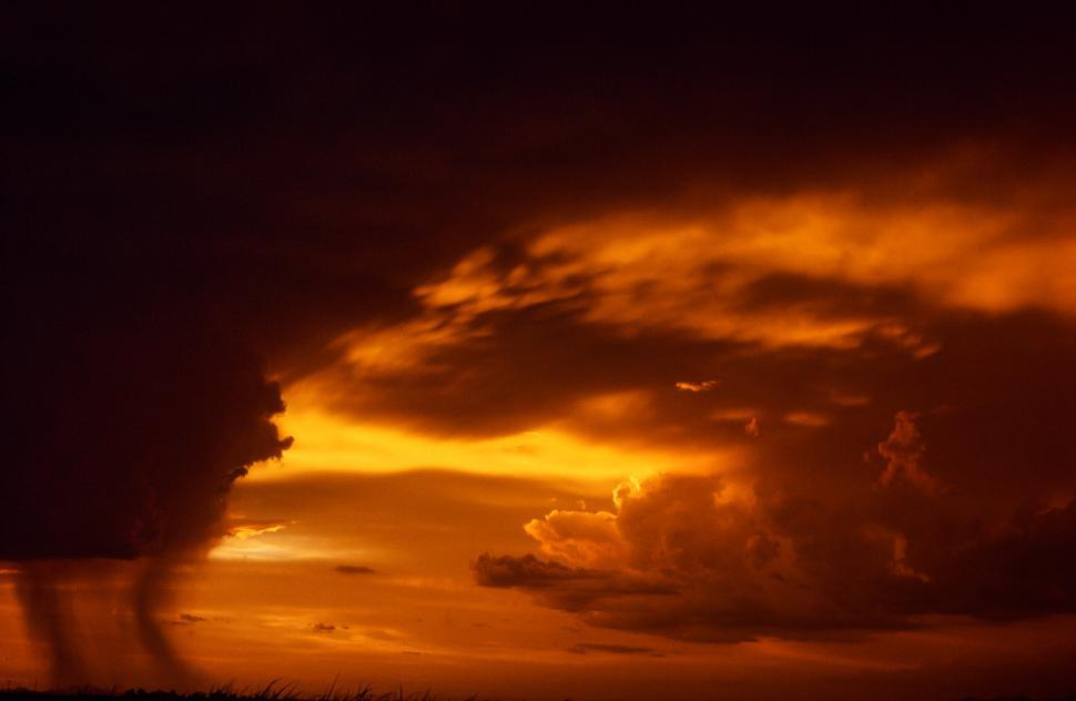 Free Image of Dramatic Sunset Sky 