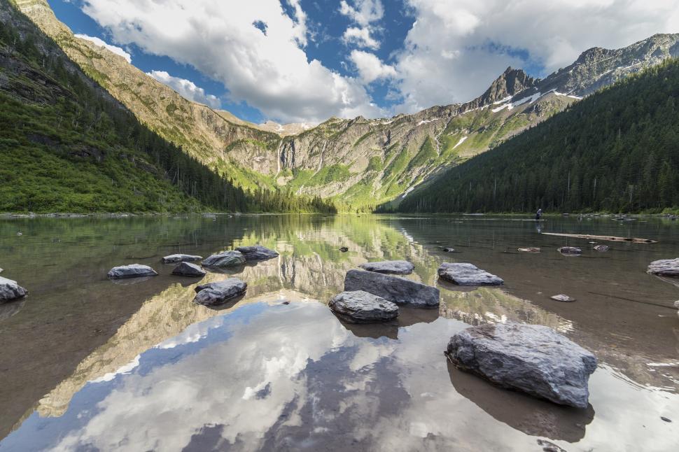 Free Image of Majestic Lake Surrounded by Mountains and Rocks 