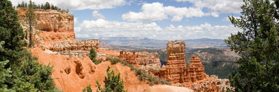Free Image of Majestic View of Mountains and Trees 