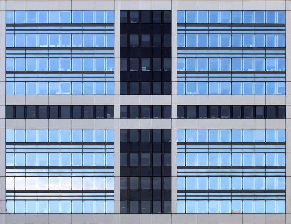 Free Image of Towering Skyscraper With Numerous Windows 