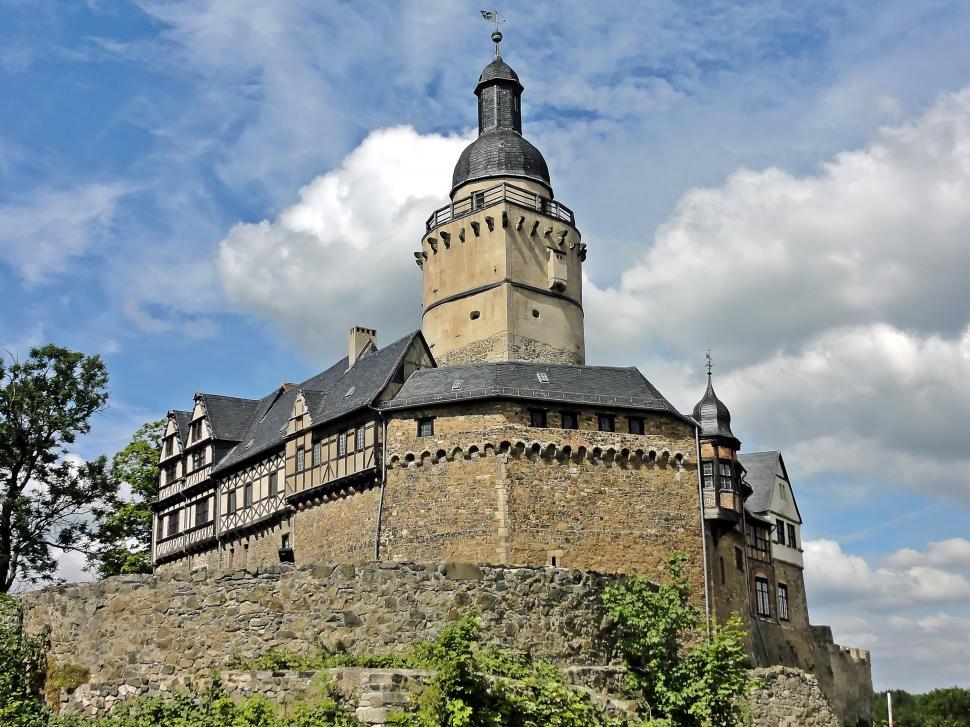Free Image of Towering Building With Rooftop Tower 