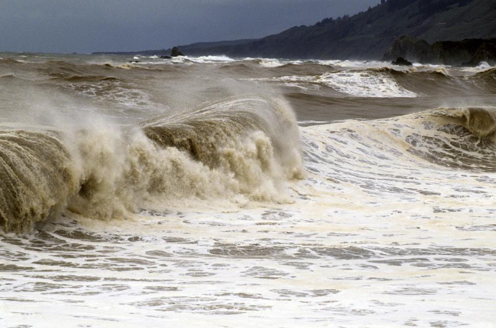 Free Image of waves crashing 