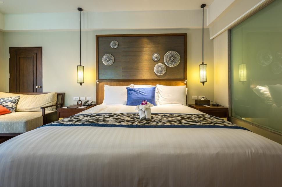Free Image of Hotel Room With Bed and Two Chairs 