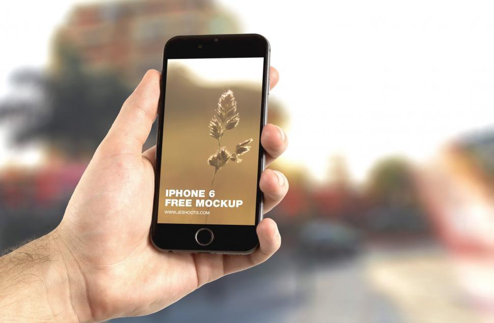 Free Image of Hand Holding Cell Phone With Flower Picture 