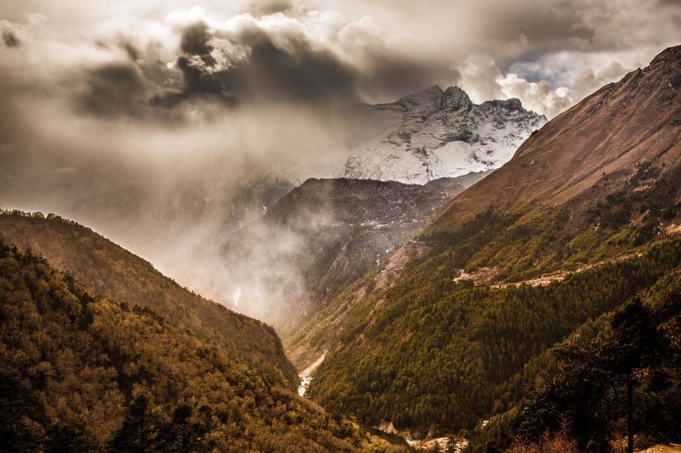 Free Image of Majestic Valley With Background Mountains 